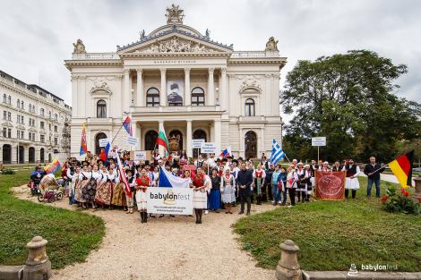 Řeka radosti - krojovaný průvod