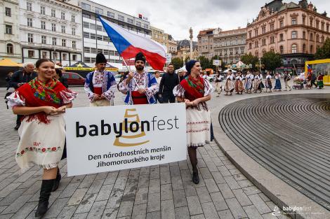 Řeka radosti - krojovaný průvod