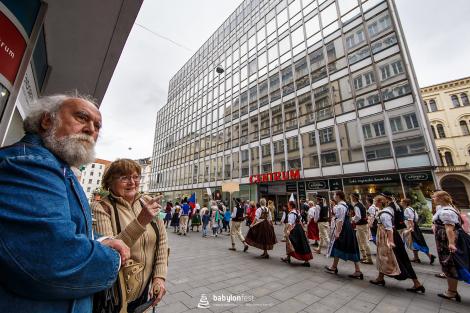 Řeka radosti - krojovaný průvod