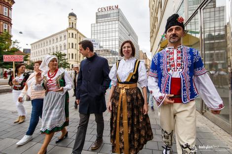 Řeka radosti - krojovaný průvod