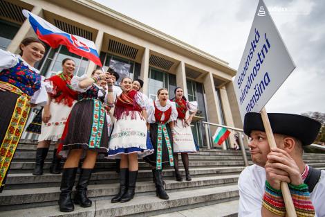 Řeka radosti - krojovaný průvod