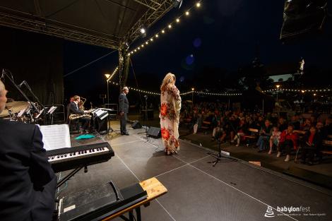 Rozhlasový Big Band Gustava Broma a zpěvačka Zuzana Gamboa