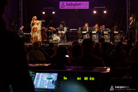 Rozhlasový Big Band Gustava Broma a zpěvačka Zuzana Gamboa