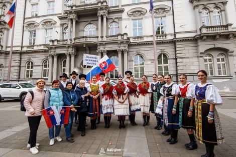 Řeka radosti - krojovaný průvod
