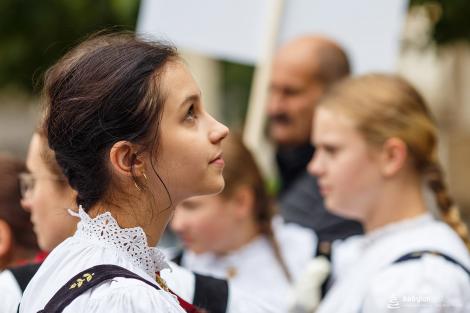 Řeka radosti - krojovaný průvod