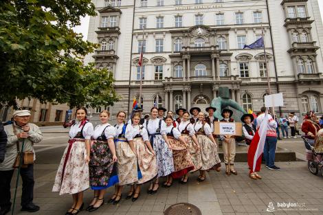 Řeka radosti - krojovaný průvod