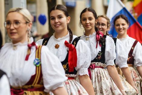 Řeka radosti - krojovaný průvod