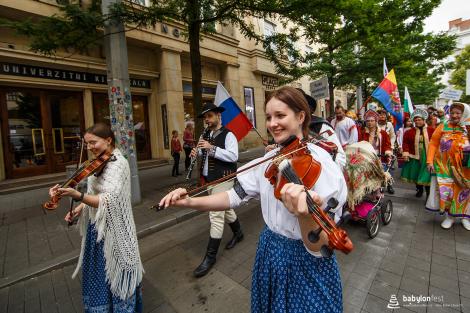 Řeka radosti - krojovaný průvod