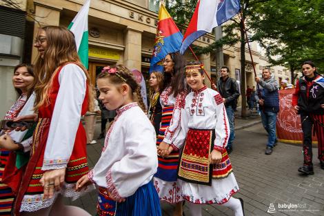 Řeka radosti - krojovaný průvod