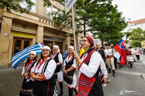 Řeka radosti - krojovaný průvod