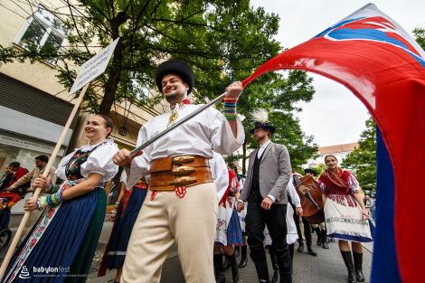 Řeka radosti - krojovaný průvod