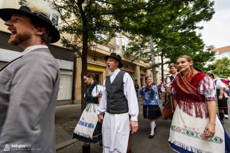 Řeka radosti - krojovaný průvod