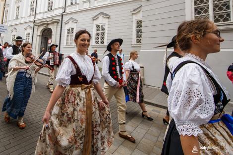 Řeka radosti - krojovaný průvod