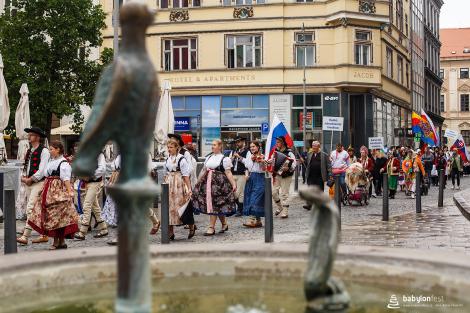 Řeka radosti - krojovaný průvod