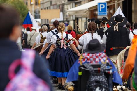 Řeka radosti - krojovaný průvod