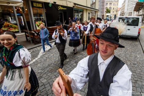 Řeka radosti - krojovaný průvod