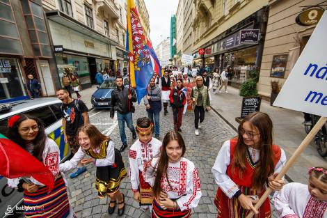 Řeka radosti - krojovaný průvod