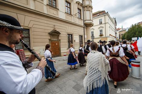 Řeka radosti - krojovaný průvod