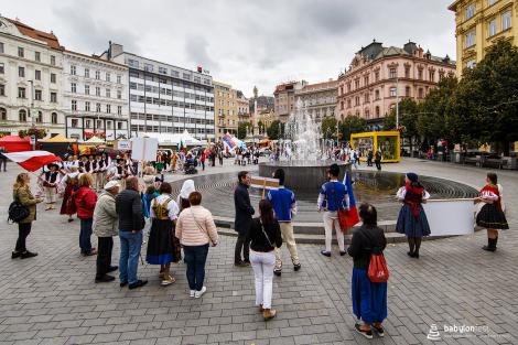 Řeka radosti - krojovaný průvod
