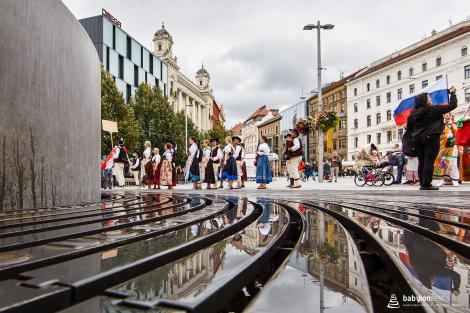 Řeka radosti - krojovaný průvod