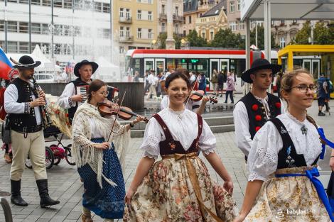 Řeka radosti - krojovaný průvod