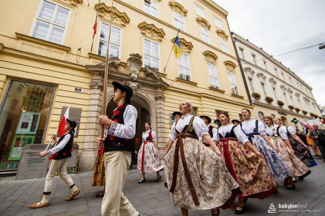 Řeka radosti - krojovaný průvod
