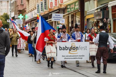 Řeka radosti - krojovaný průvod