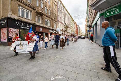 Řeka radosti - krojovaný průvod