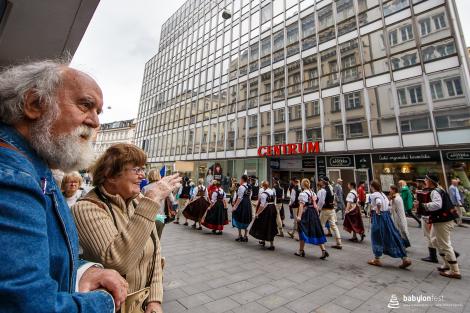 Řeka radosti - krojovaný průvod