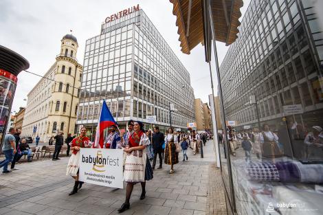 Řeka radosti - krojovaný průvod