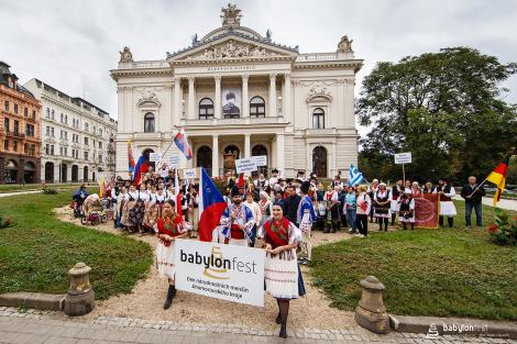 Řeka radosti - krojovaný průvod