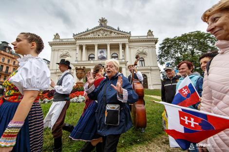 Řeka radosti - krojovaný průvod