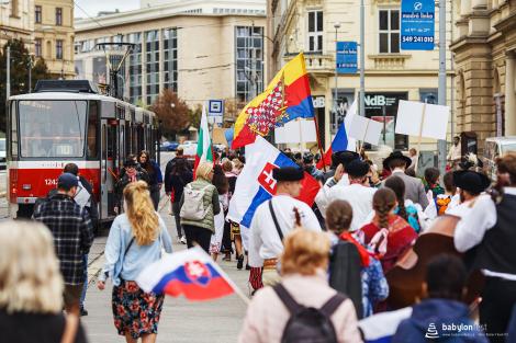 Řeka radosti - krojovaný průvod