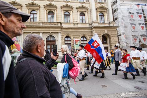 Řeka radosti - krojovaný průvod
