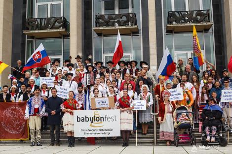 Řeka radosti - krojovaný průvod