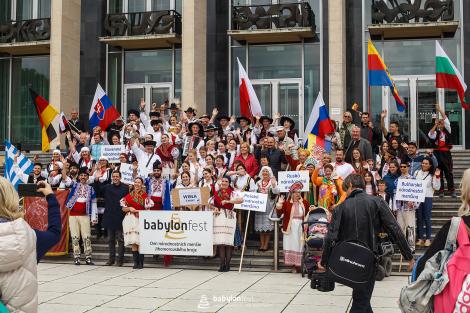 Řeka radosti - krojovaný průvod