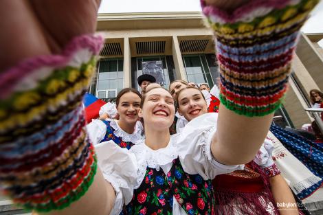 Řeka radosti - krojovaný průvod