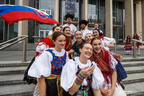 Řeka radosti - krojovaný průvod