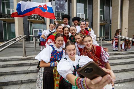 Řeka radosti - krojovaný průvod