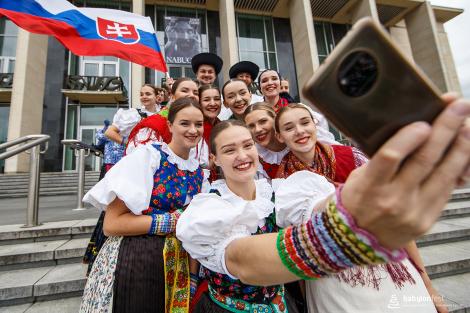 Řeka radosti - krojovaný průvod