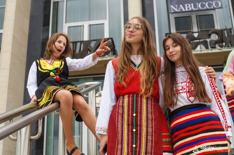 Řeka radosti - krojovaný průvod