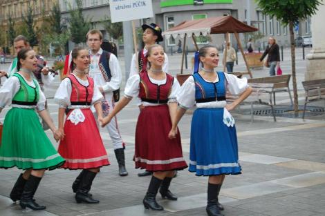 Folklor minorit – Duhové náměstí