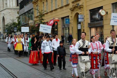 Folklor minorit – Duhové náměstí