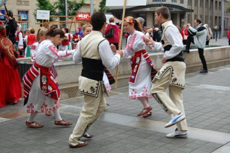 Folklor minorit – Duhové náměstí