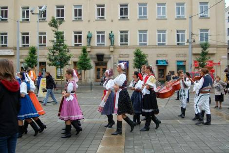 Folklor minorit – Duhové náměstí