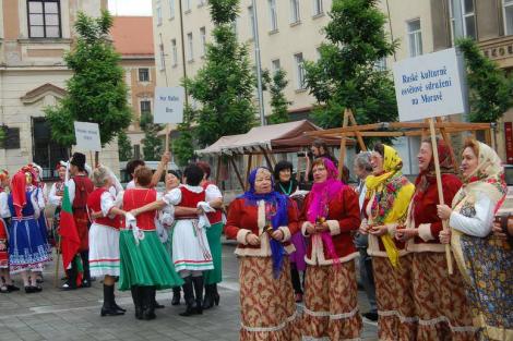 Folklor minorit – Duhové náměstí