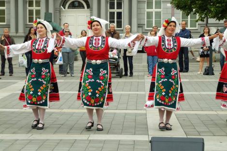 Folklor minorit – Duhové náměstí
