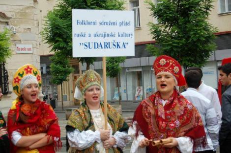 Folklor minorit – Duhové náměstí