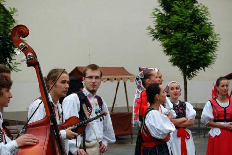 Folklor minorit – Duhové náměstí