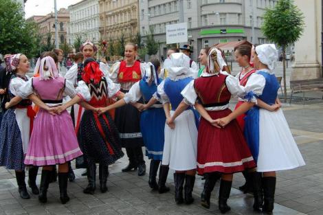Folklor minorit – Duhové náměstí